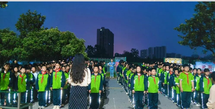 夜幕下的“生命必修课”——华岳小学住宿生夜间消防疏散演练纪实
